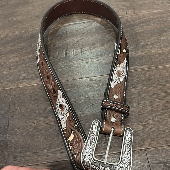 Nocona Genuine Leather Floral tooled, silvertone floral removable buckle - Picture 5 of 7